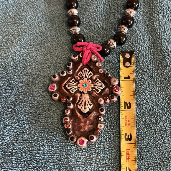 **3/$15** Resin cross beaded necklace - Picture 6 of 7